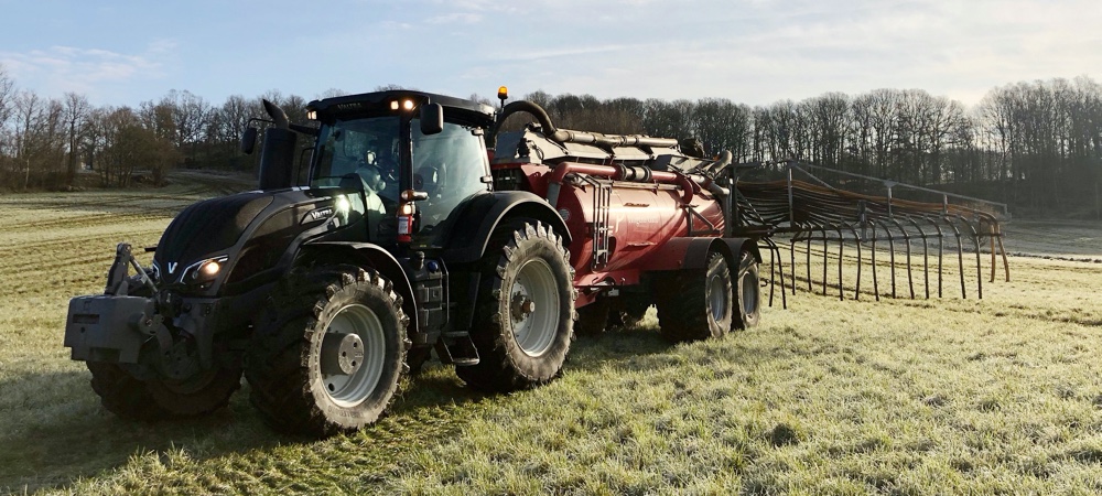 Gödseltunna med traktor Valtra 400hk