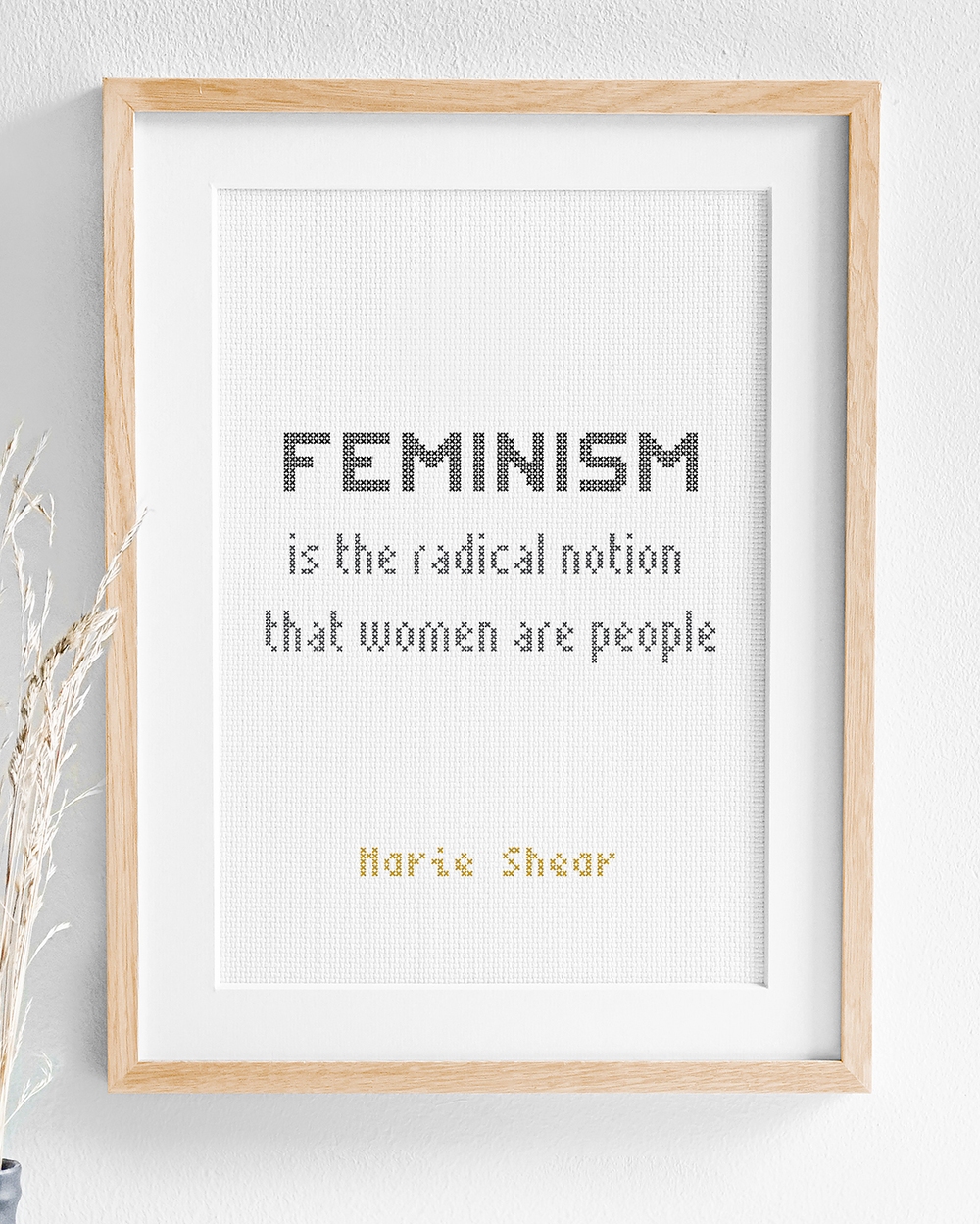 Broderi med texten Feminism is the radical notion that women are people