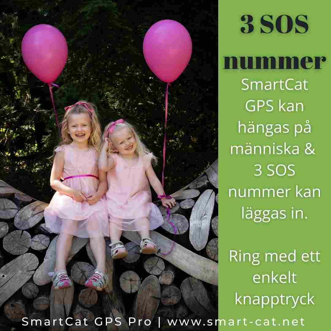 Två små söta flickor sittandes på en vedhög