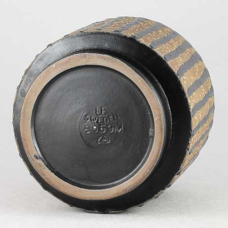 Mari Simmulson Upsala Ekeby The lower side of a Ringo object