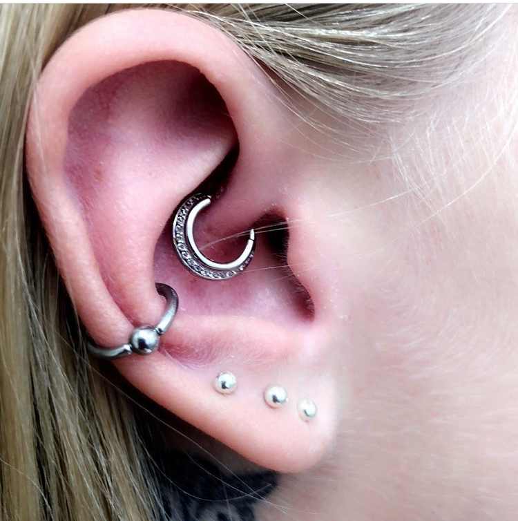 Piercingsmycken - Daith Läs mer om "migränpiercing" Läs här!
