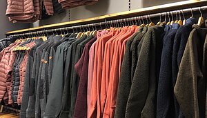I vår nya fina klädavdelning hittar du bland annat ett stort sortiment av Pinewoods kläder.  